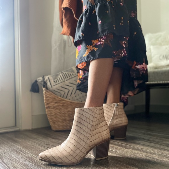 Blush Pink Patent Leather Ankle Booties Size 8 - Picture 7 of 10